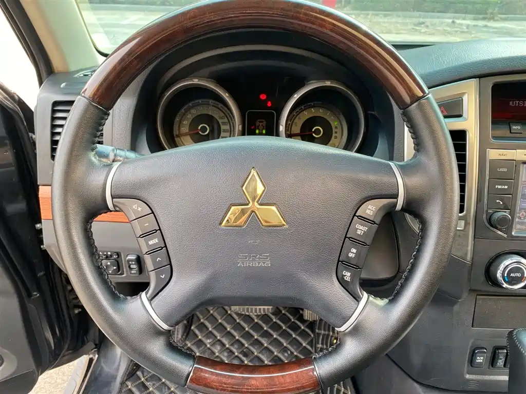 Mitsubishi Pajero (Import) 2016 3.0L Automatic Premium (China V) фото 16
