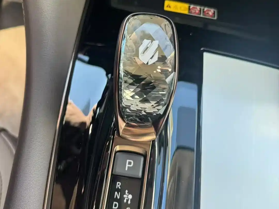 Toyota Alphard 2025 Hybrid 2.5L Ultimate Gold Edition фото 8