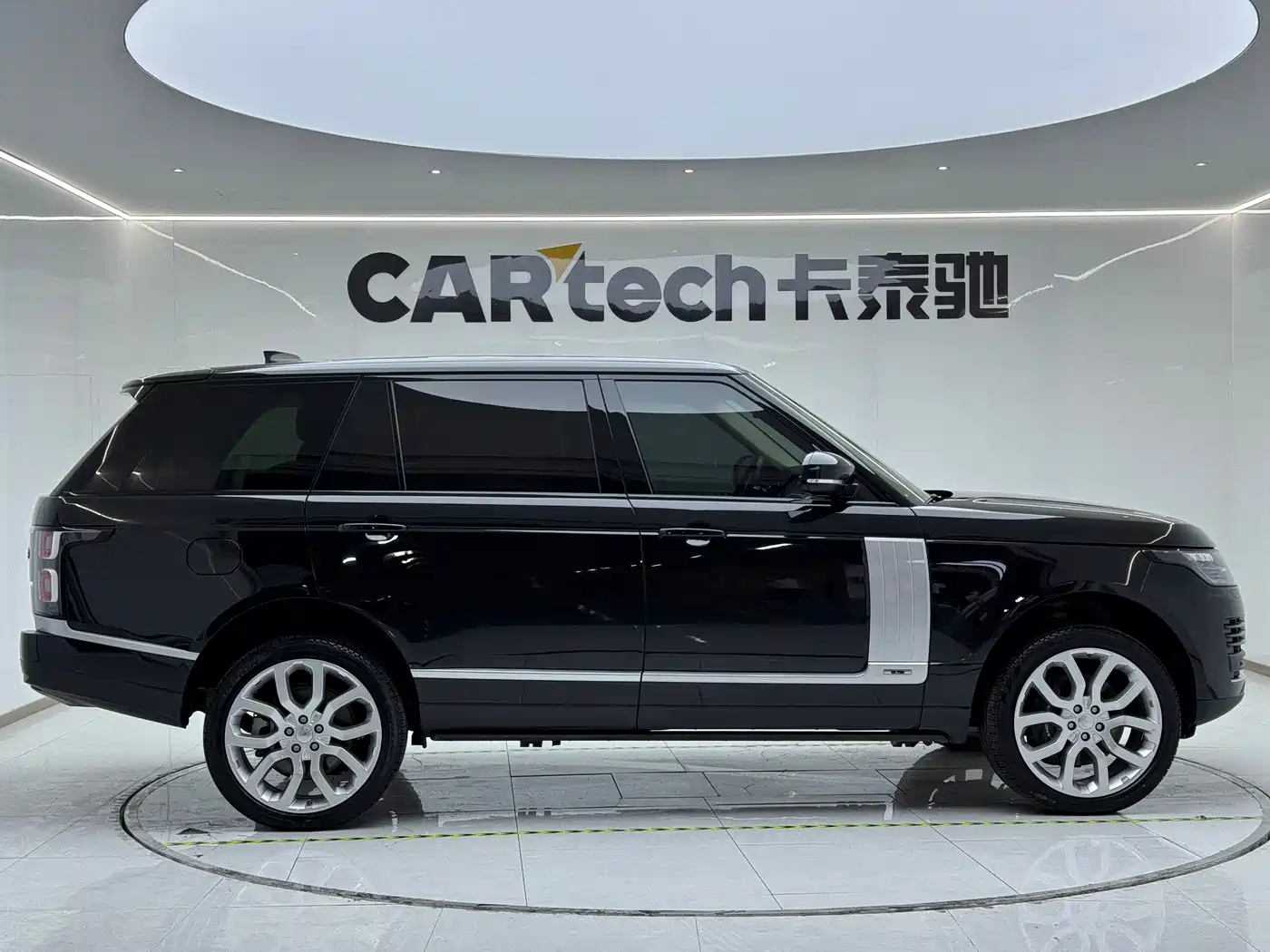 Land Rover Range Rover 2022 3.0 L6 400PS Heritage Extended Classic Edition фото 4