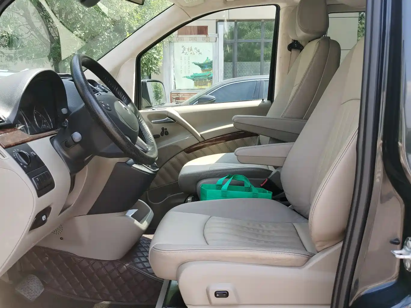 Mercedes-Benz Viano 2013 Model 3.0L Navigation Edition фото 15