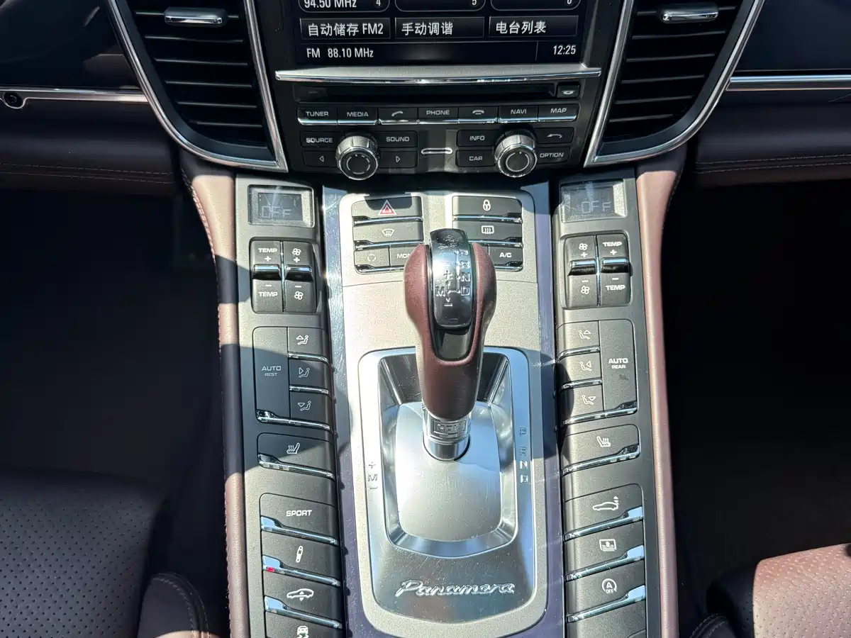 Porsche Panamera 2013 Panamera 4 Platinum Edition 3.6L фото 21