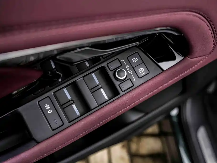 Land Rover Range Rover Evoque 2023 Range Rover Evoque L 249PS Luxury Edition фото 21