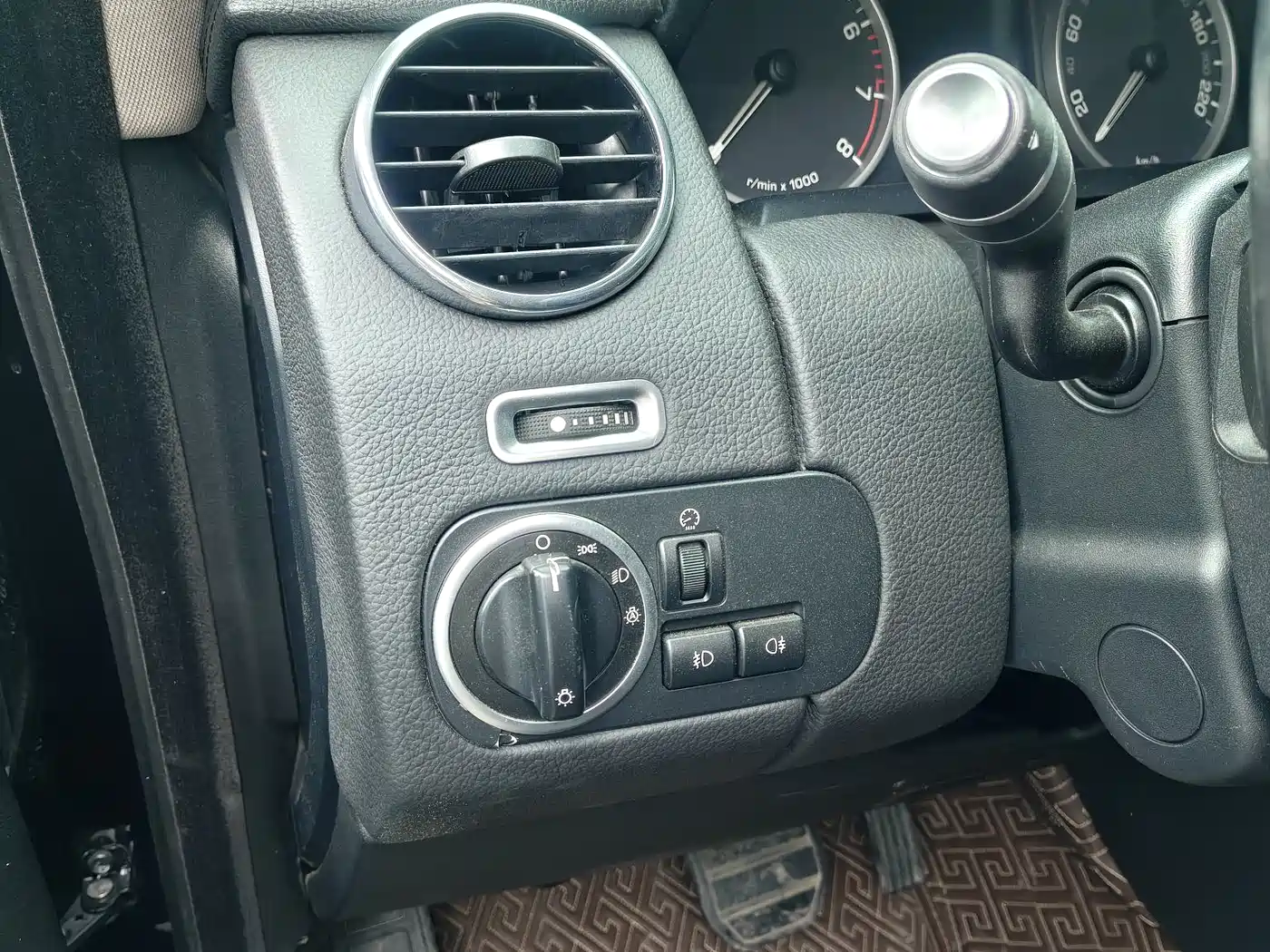 Land Rover Discovery 2015 3.0 SC V6 SE фото 6