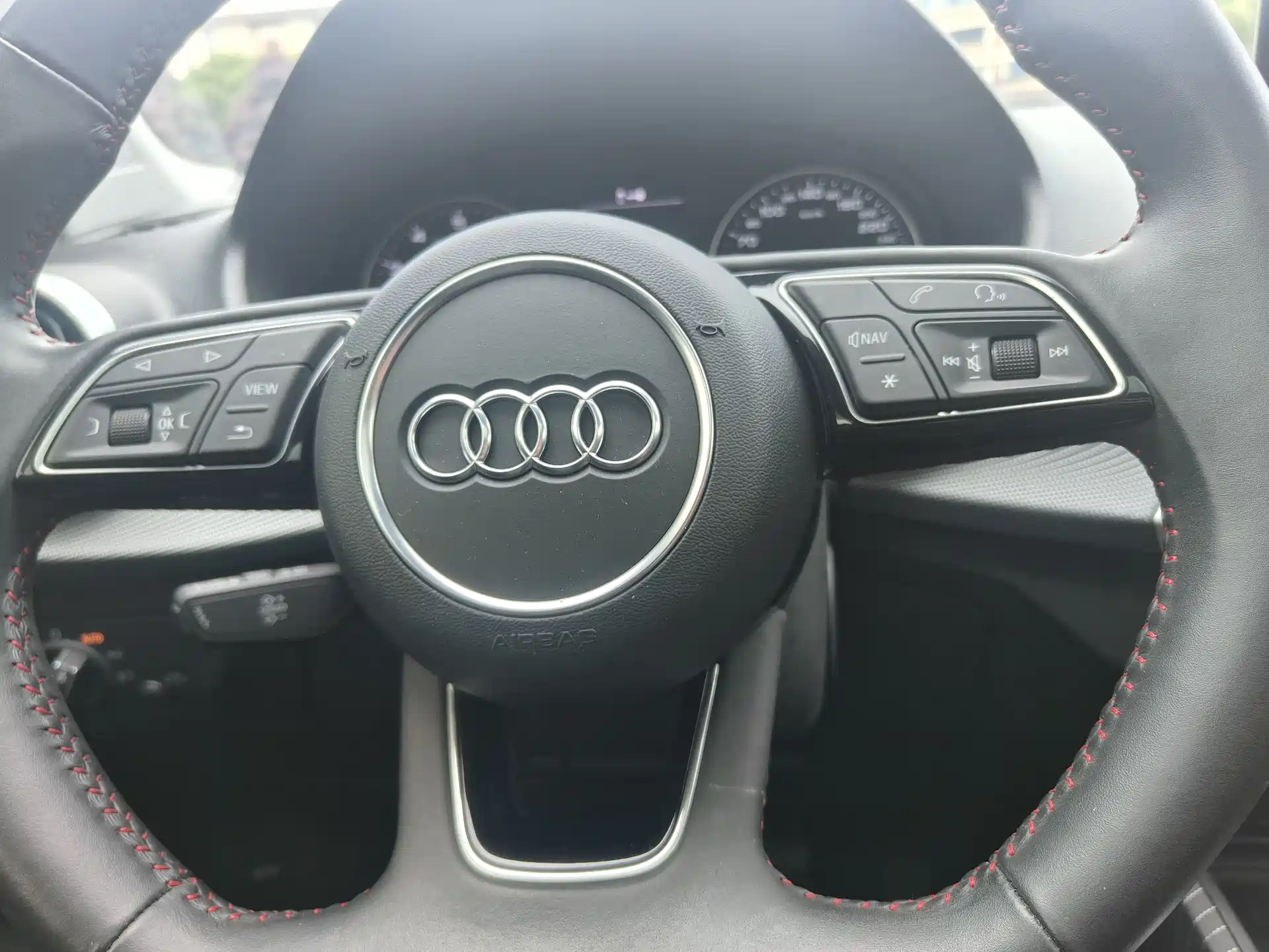 Photo 8 - Audi Q2L