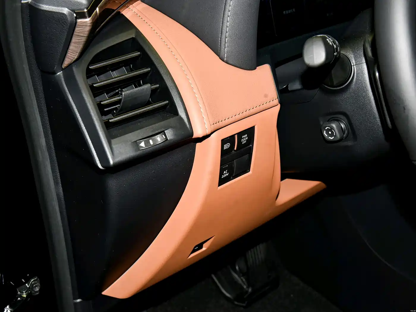 Toyota Alphard 2025 Hybrid 2.5L Ultimate Gold Edition фото 12