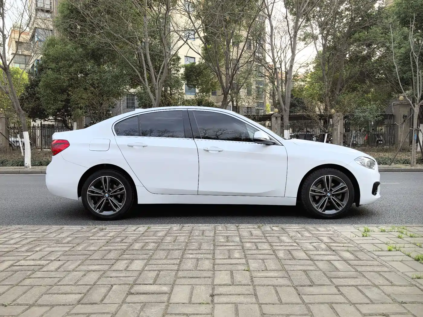 BMW 1 Series 2017 118i Sport фото 4