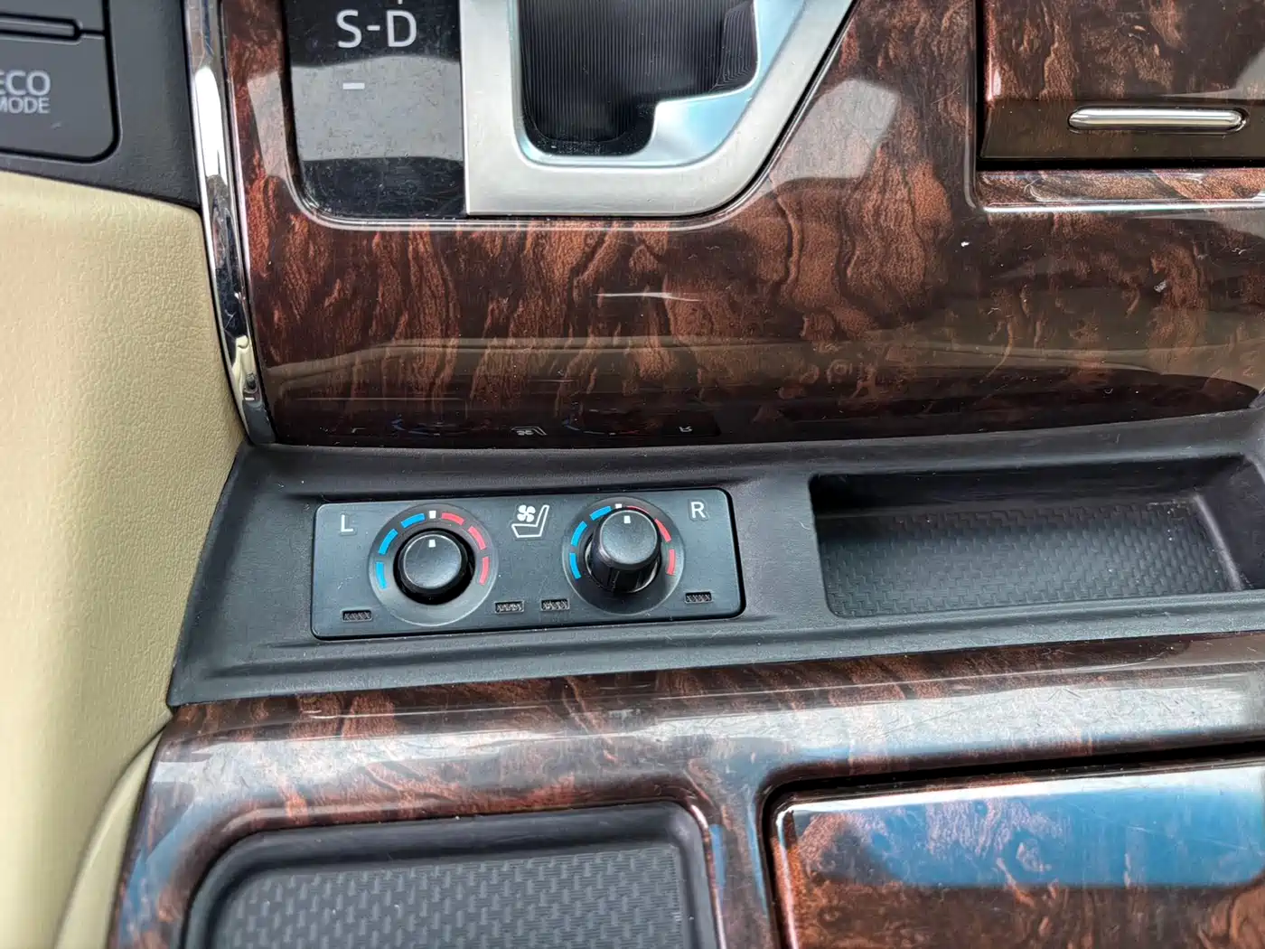 Toyota Alphard 2019 Hybrid 2.5L Luxury фото 17