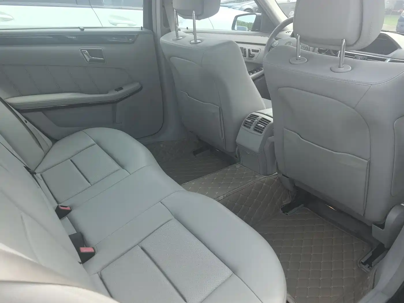 Mercedes-Benz E-Class 2010 E 300 L Fashion фото 13