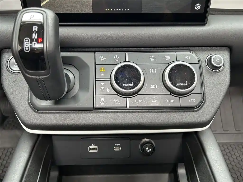 Land Rover Defender 2023 Model 110 3.0T P400 Dark Special Edition фото 17