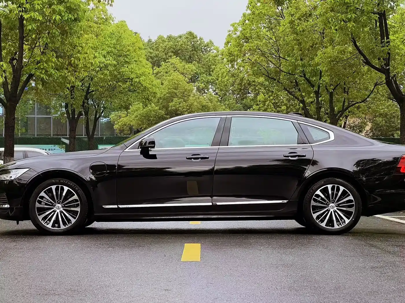 Volvo S90 Plug-in Hybrid 2023 2024 PHEV AWD Long Range Momentum Luxury Edition