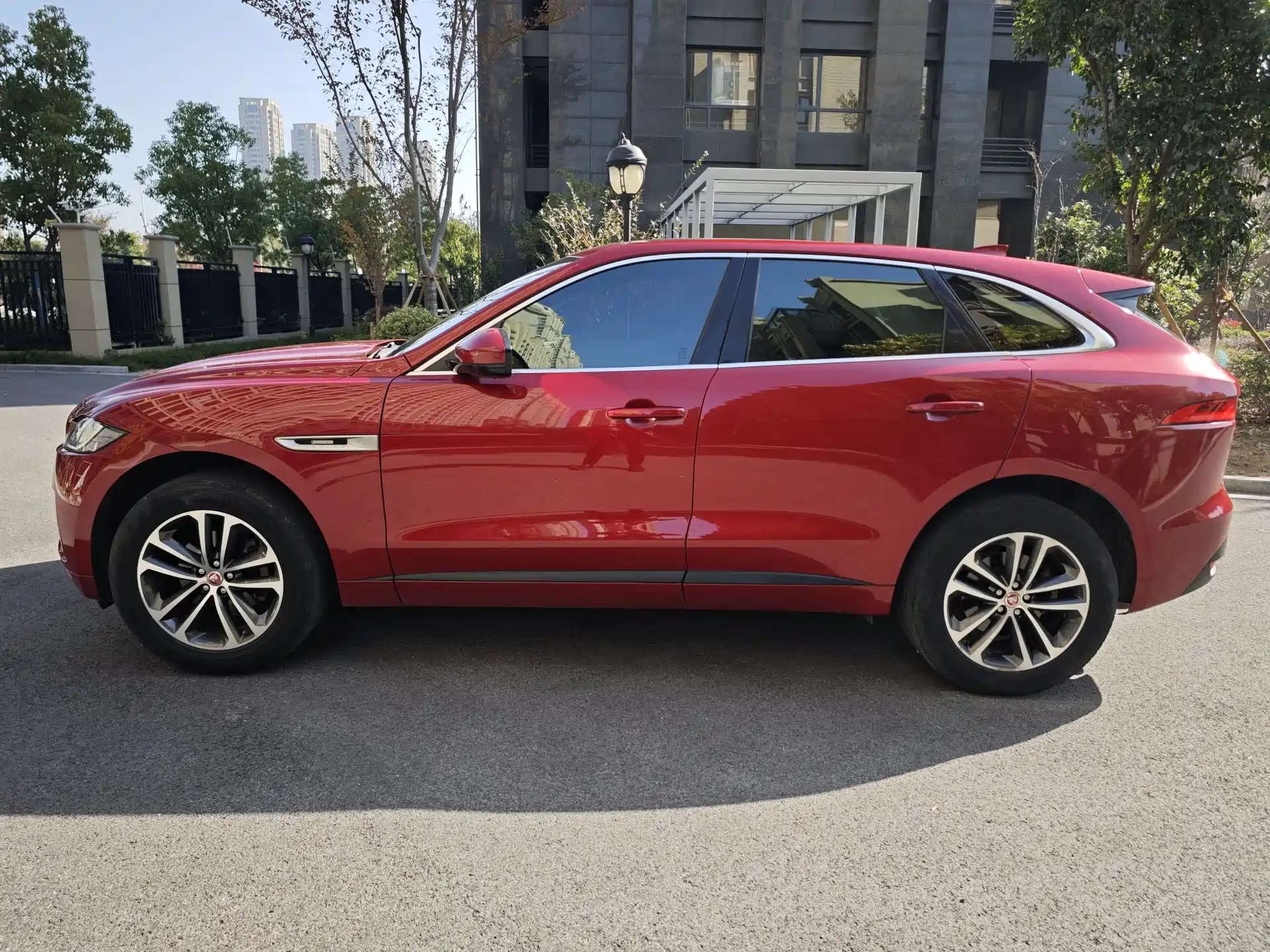 Фото 4 - Jaguar F-PACE