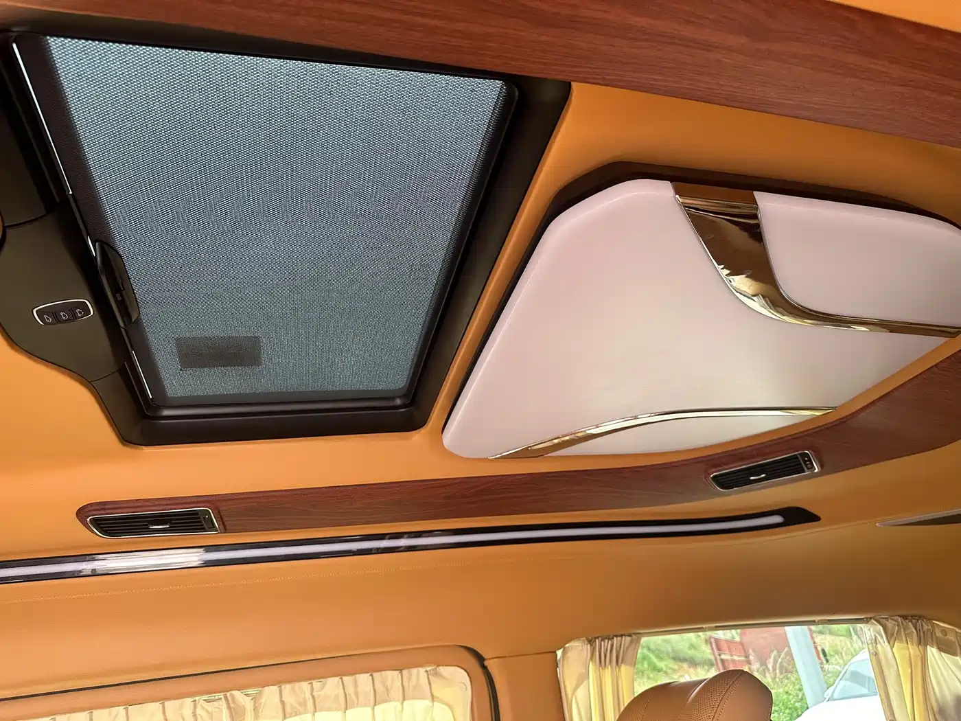 Mercedes-Benz V-Class 2018 V 260 L Premium Long Wheelbase Edition China VI фото 16