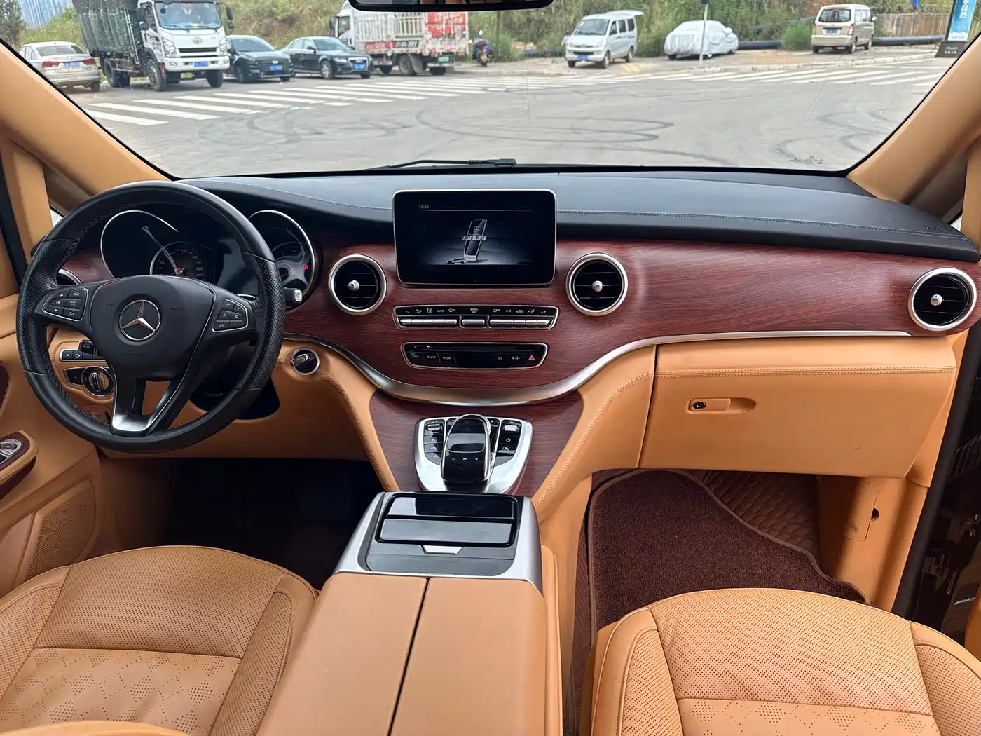Mercedes-Benz V-Class 2018 V 260 L Premium Long Wheelbase Edition China VI фото 12