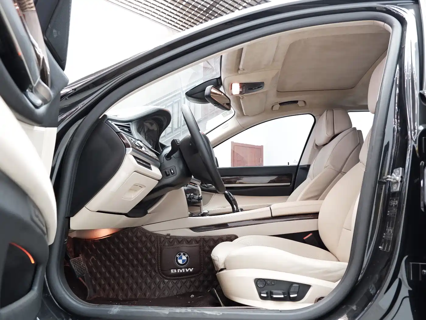 BMW 7 Series 2010 760Li фото 11