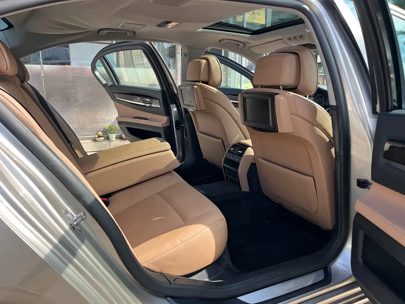 BMW 7 Series 2009 730Li Leading фото 18