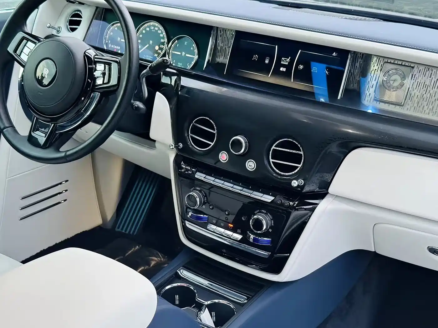 Rolls-Royce Phantom 2018 6.7T Standard Wheelbase Version фото 6