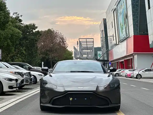 ASTON MARTIN V8 VANTAGE