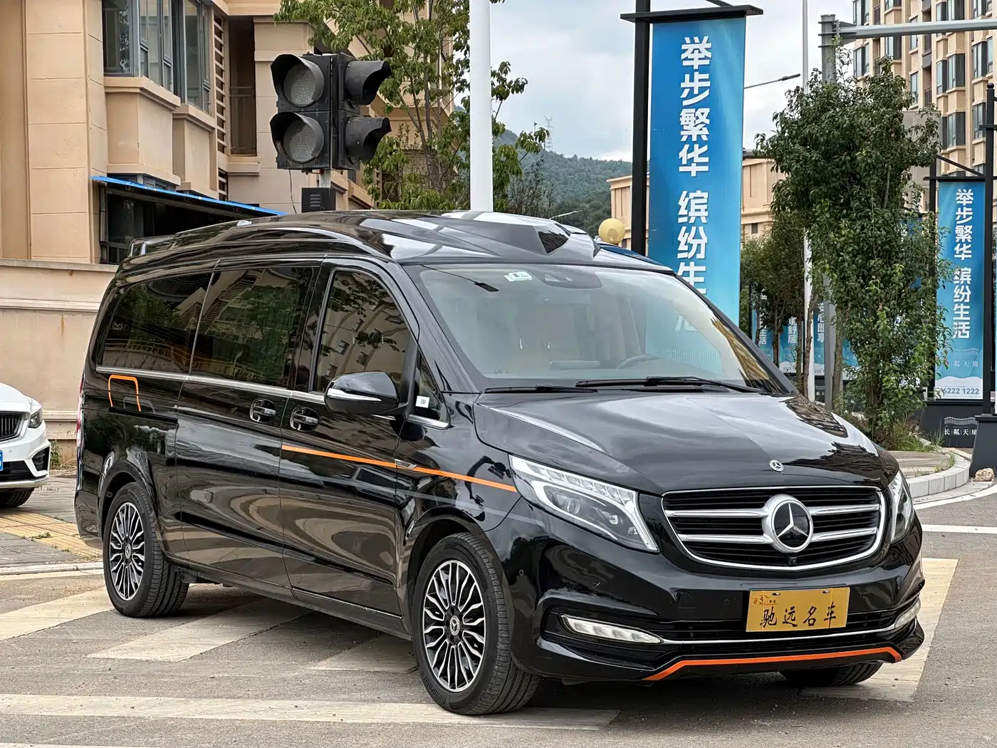 Mercedes-Benz V-Class 2018 V 260 L Premium Long Wheelbase Edition China VI фото 2