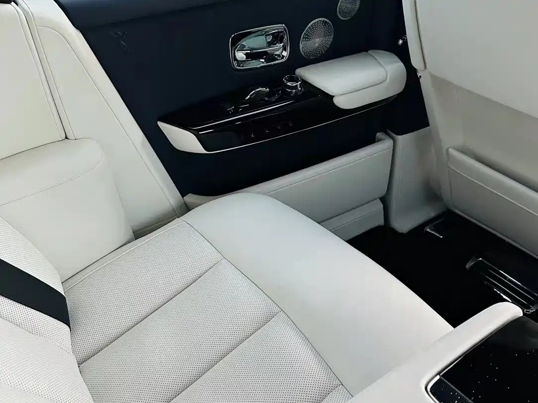 Rolls-Royce Phantom 2018 6.7T Standard Wheelbase Version фото 9
