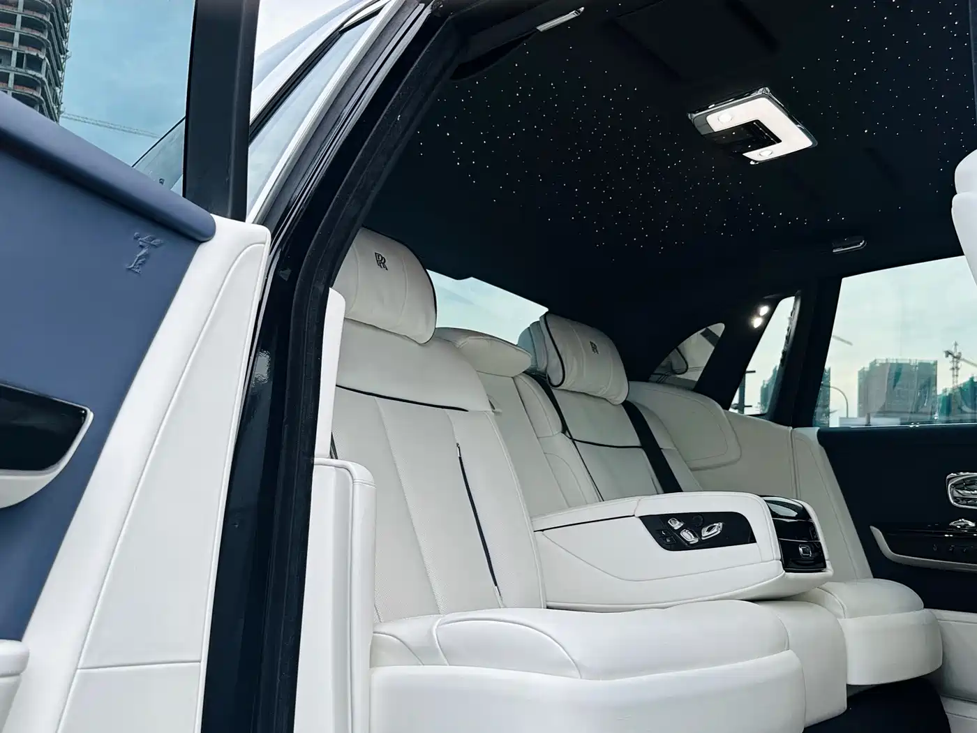 Rolls-Royce Phantom 2018 6.7T Standard Wheelbase Version фото 13
