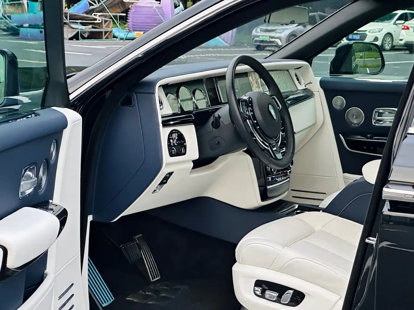 Rolls-Royce Phantom 2018 6.7T Standard Wheelbase Version фото 12