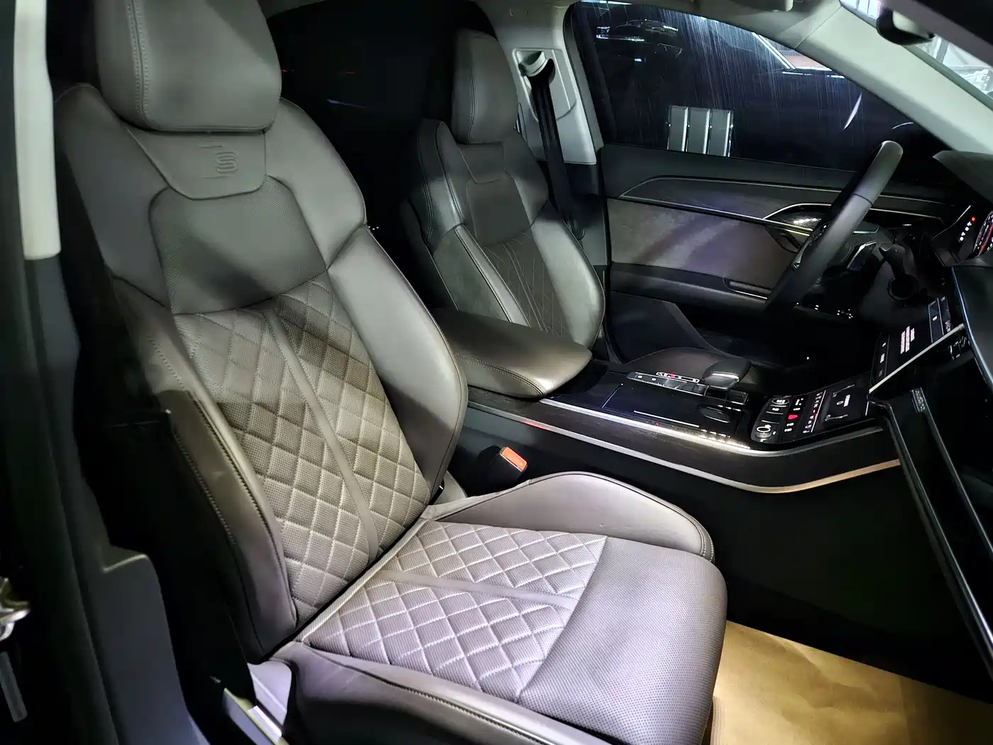 Audi A8 2022 A8L 50 TFSI quattro Comfort Collector's Edition фото 18