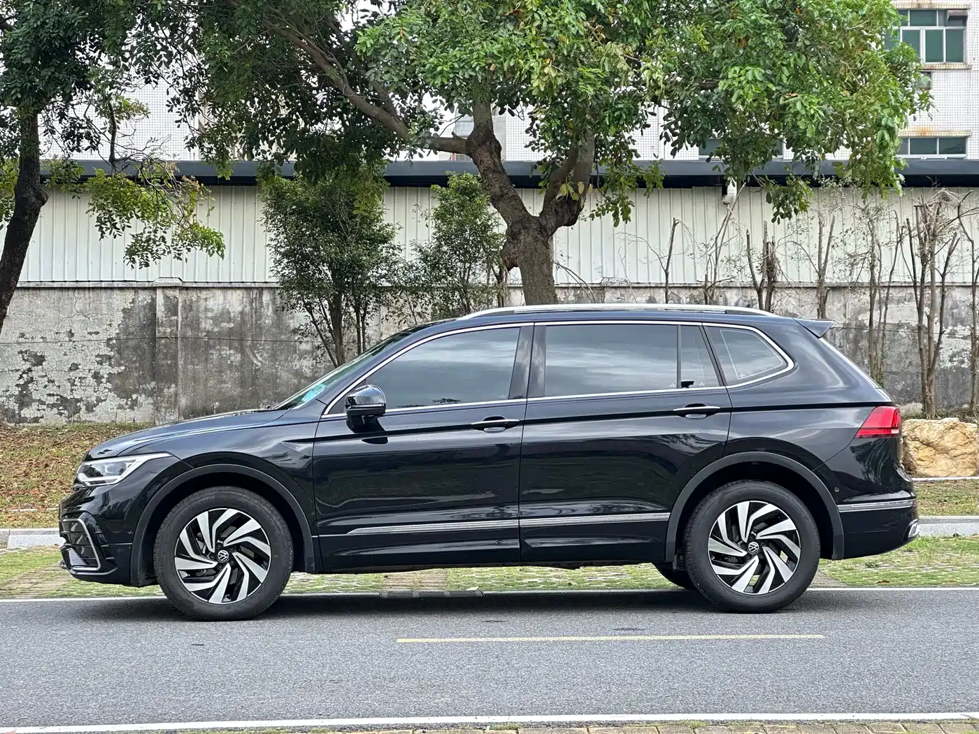 Volkswagen Tiguan L 2024 330TSI Automatic 2WD R-Line Premium Enjoyment Edition фото 3