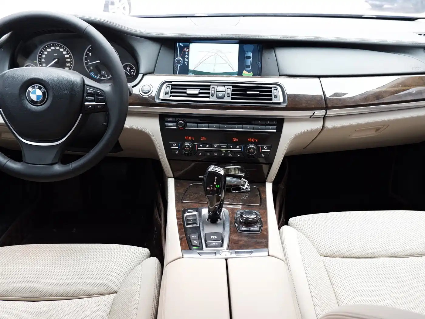 BMW 7 Series 2010 760Li фото 8