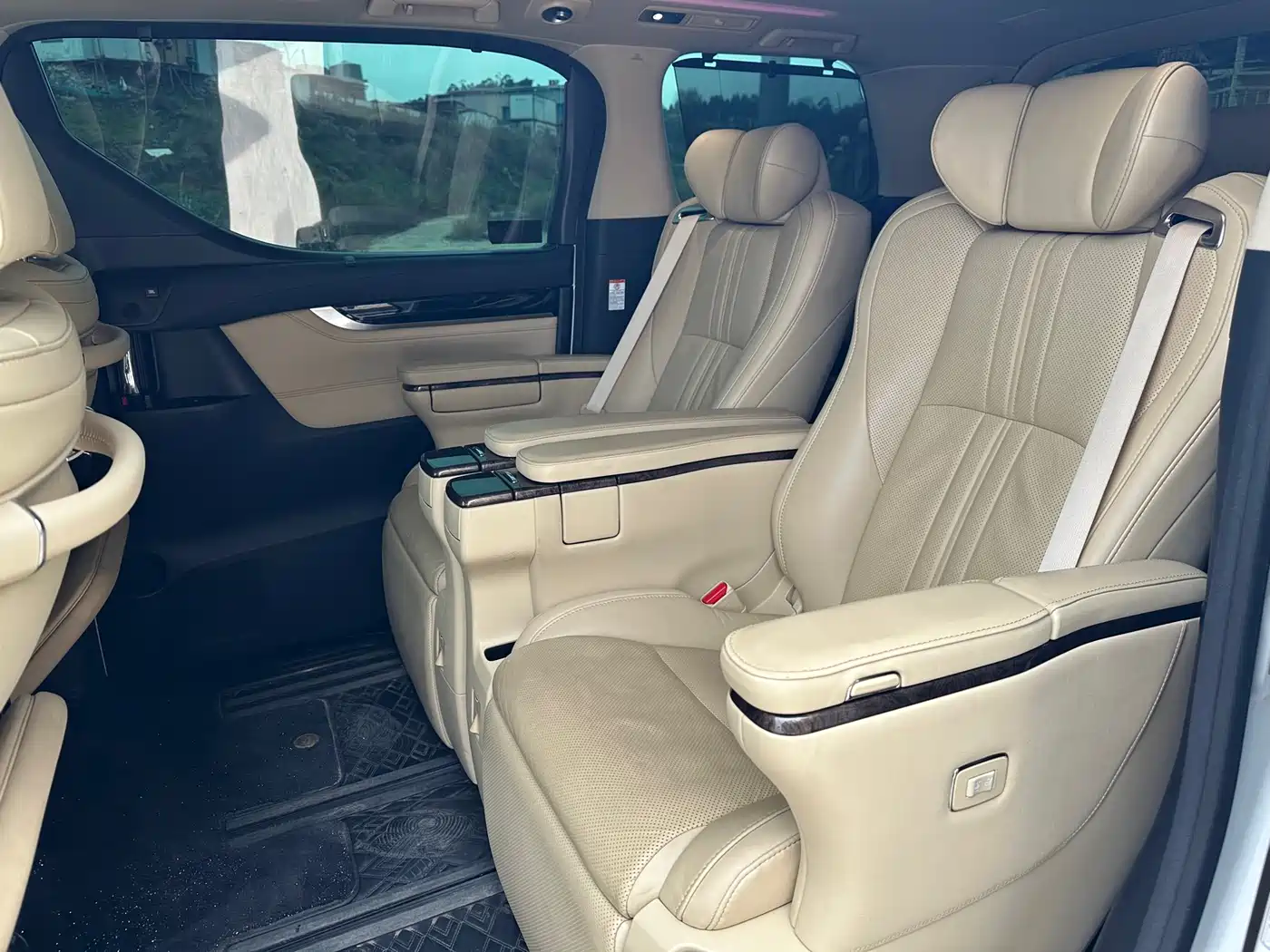 Toyota Alphard 2021 Hybrid 2.5L Premium фото 15