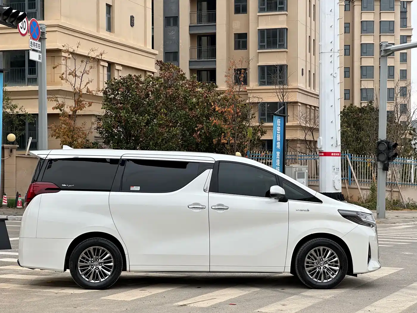 Toyota Alphard 2021 Hybrid 2.5L Premium фото 21