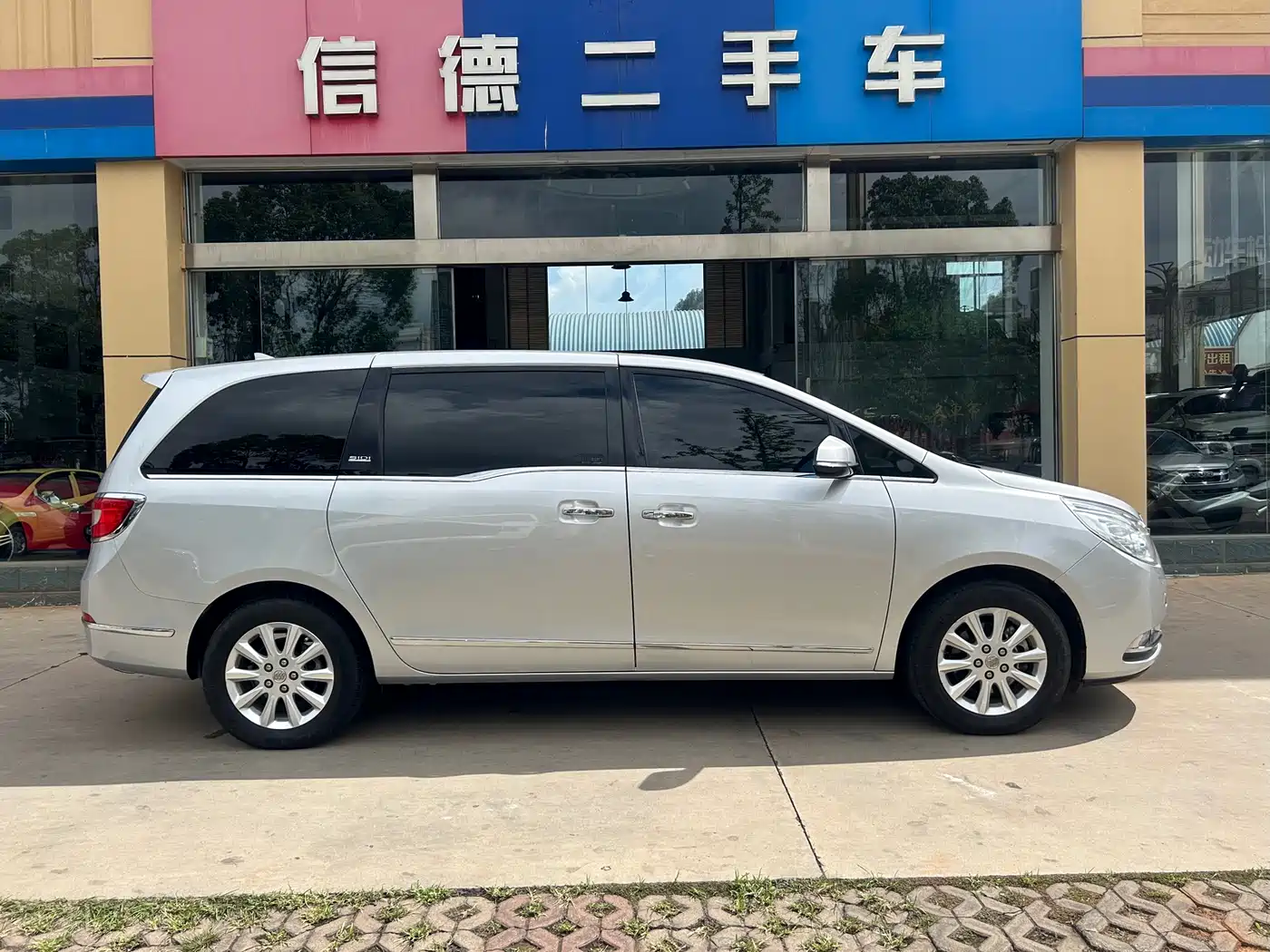 Buick GL8 2011 3.0L GT Luxury Business Elegance Edition фото 4