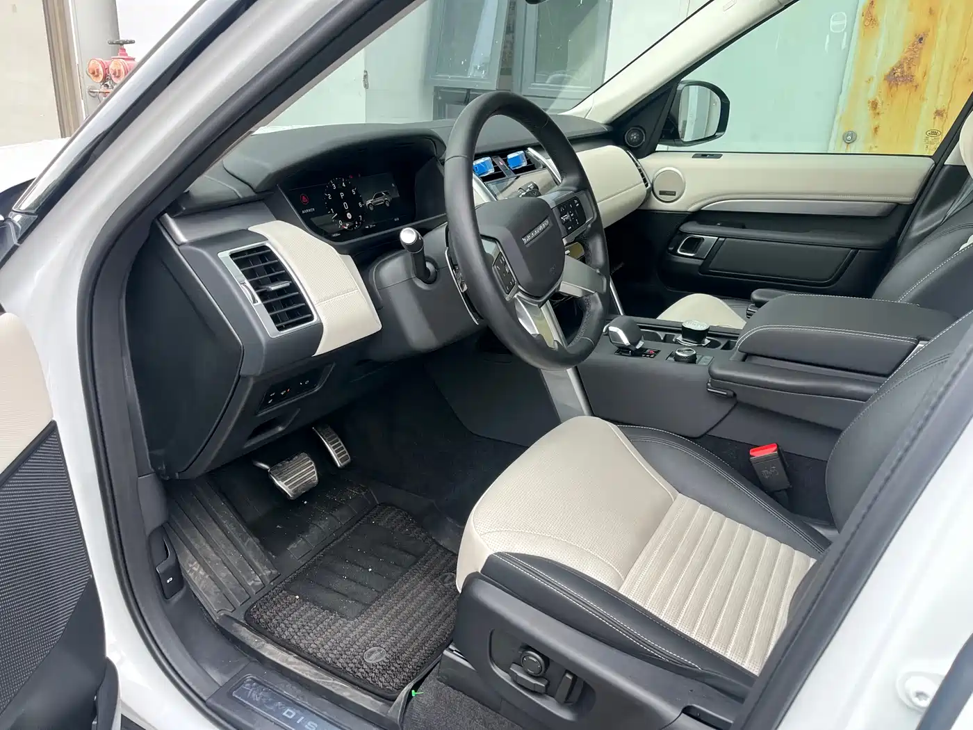Land Rover Discovery 2024 360PS Dynamic SE фото 5