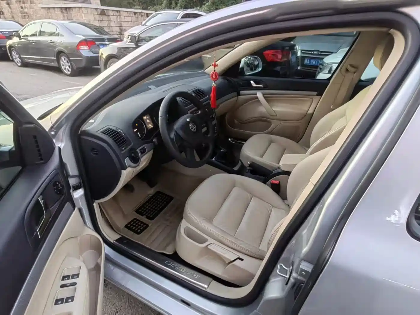 Škoda Octavia 2015 Classic 1.6L Manual Elite Edition фото 8