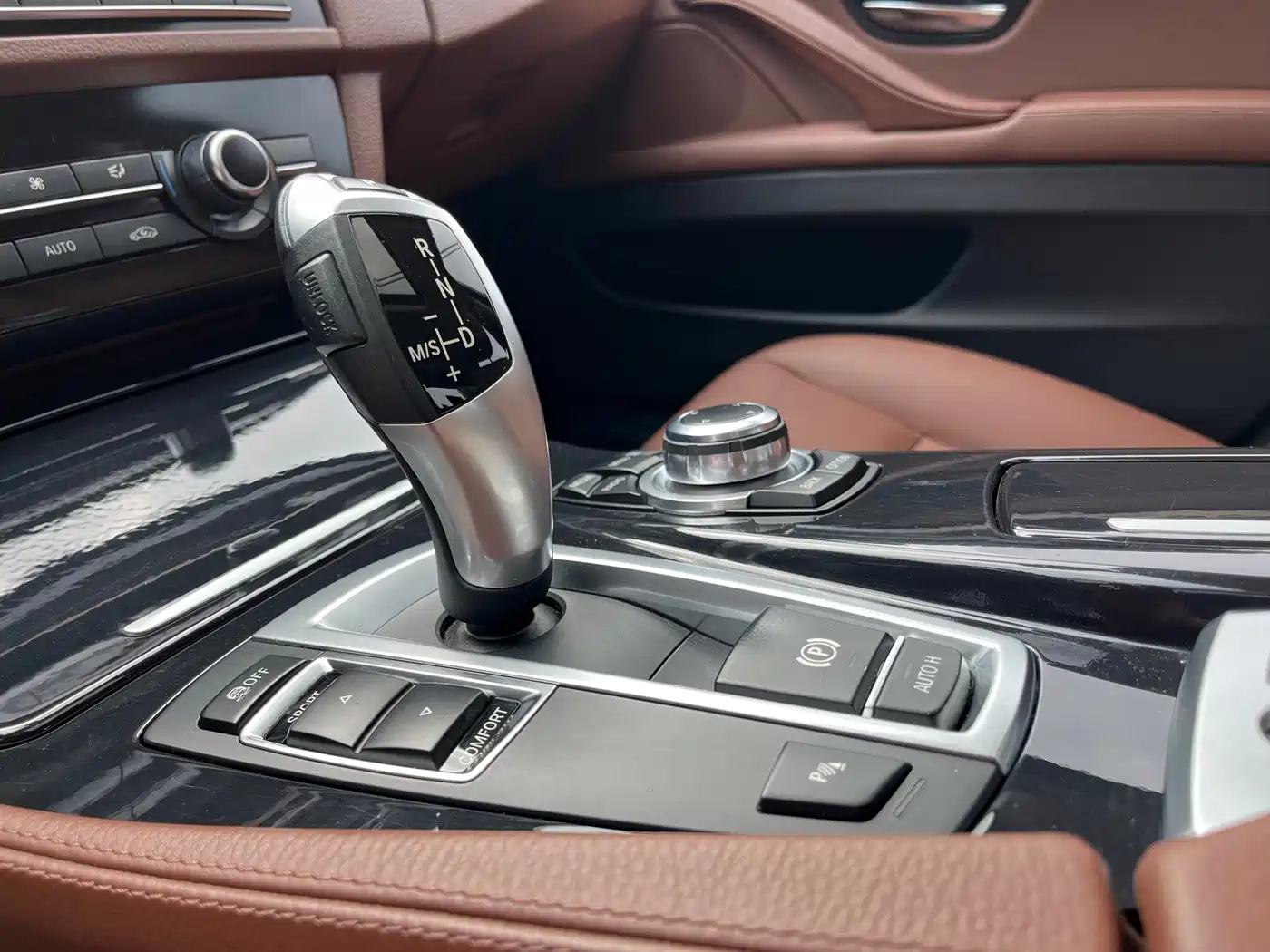 BMW 5 Series 2014 520Li Elegance фото 21