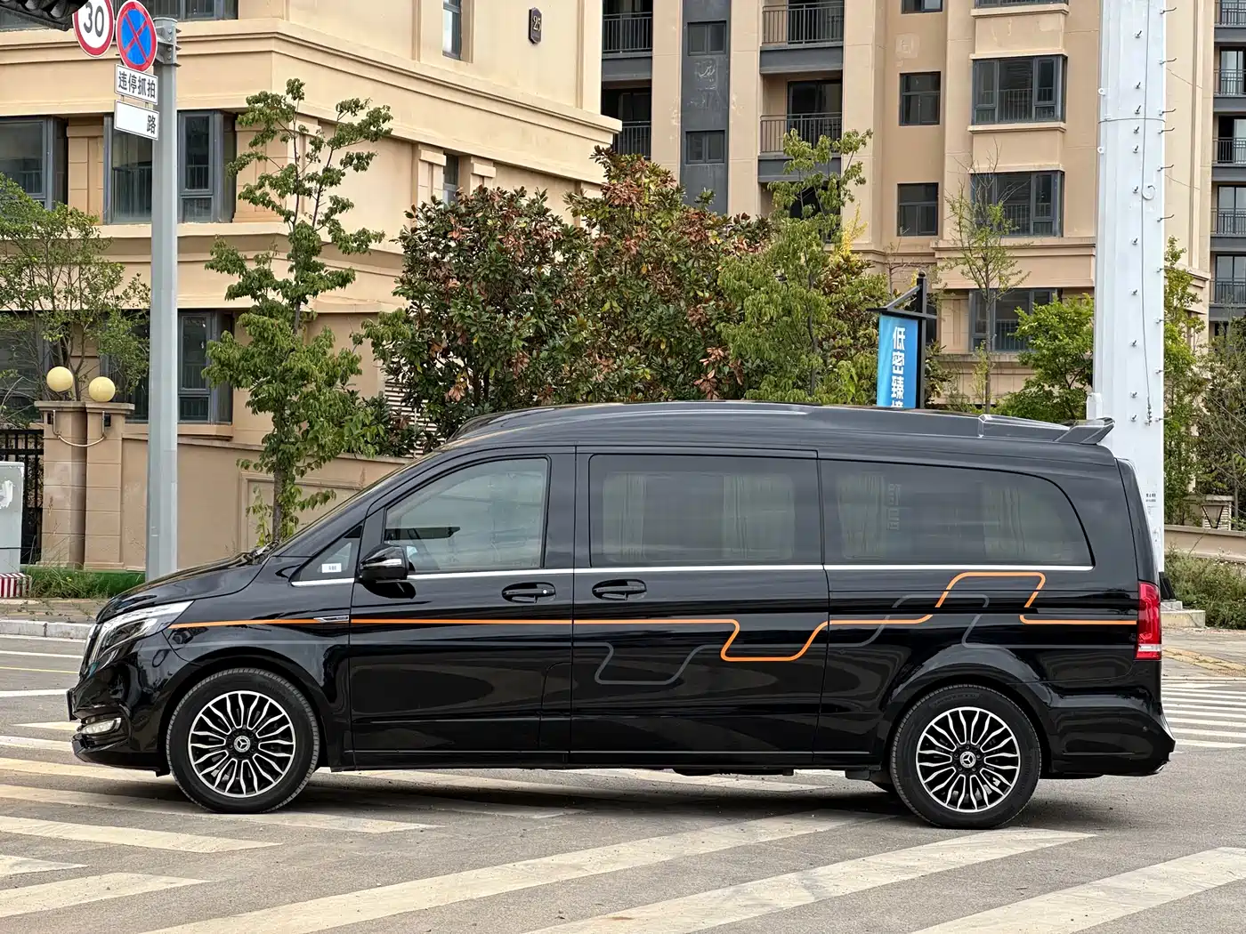 Mercedes-Benz V-Class 2018 V 260 L Premium Long Wheelbase Edition China VI фото 18