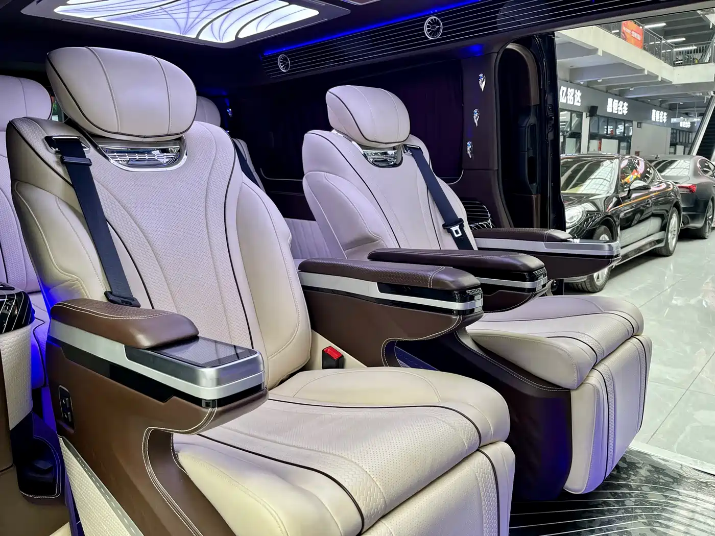 Mercedes-Benz Vito 2023 2.0T Business 7-Seater фото 9