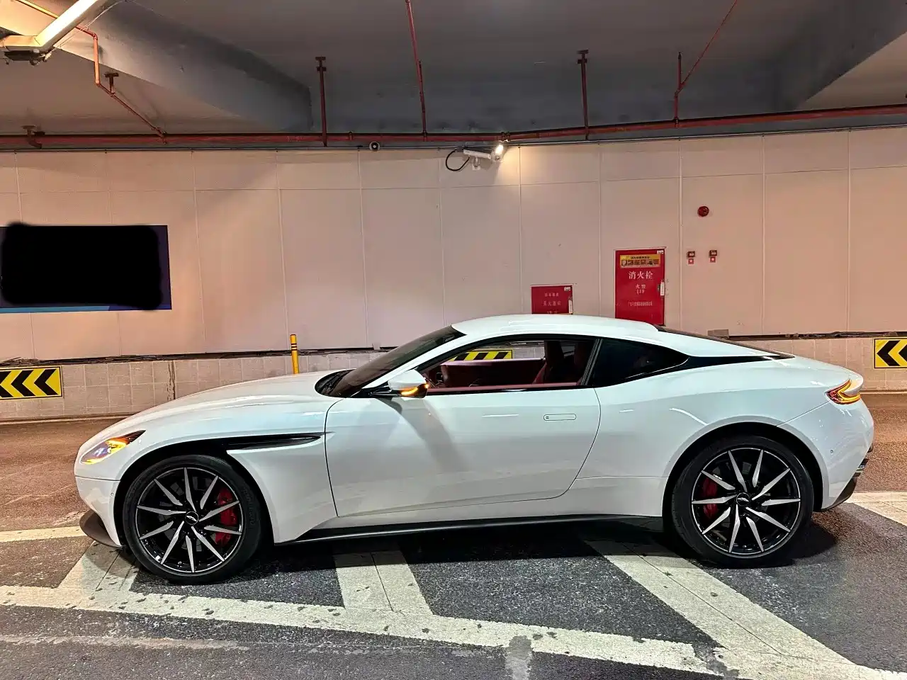ASTON MARTIN DB11