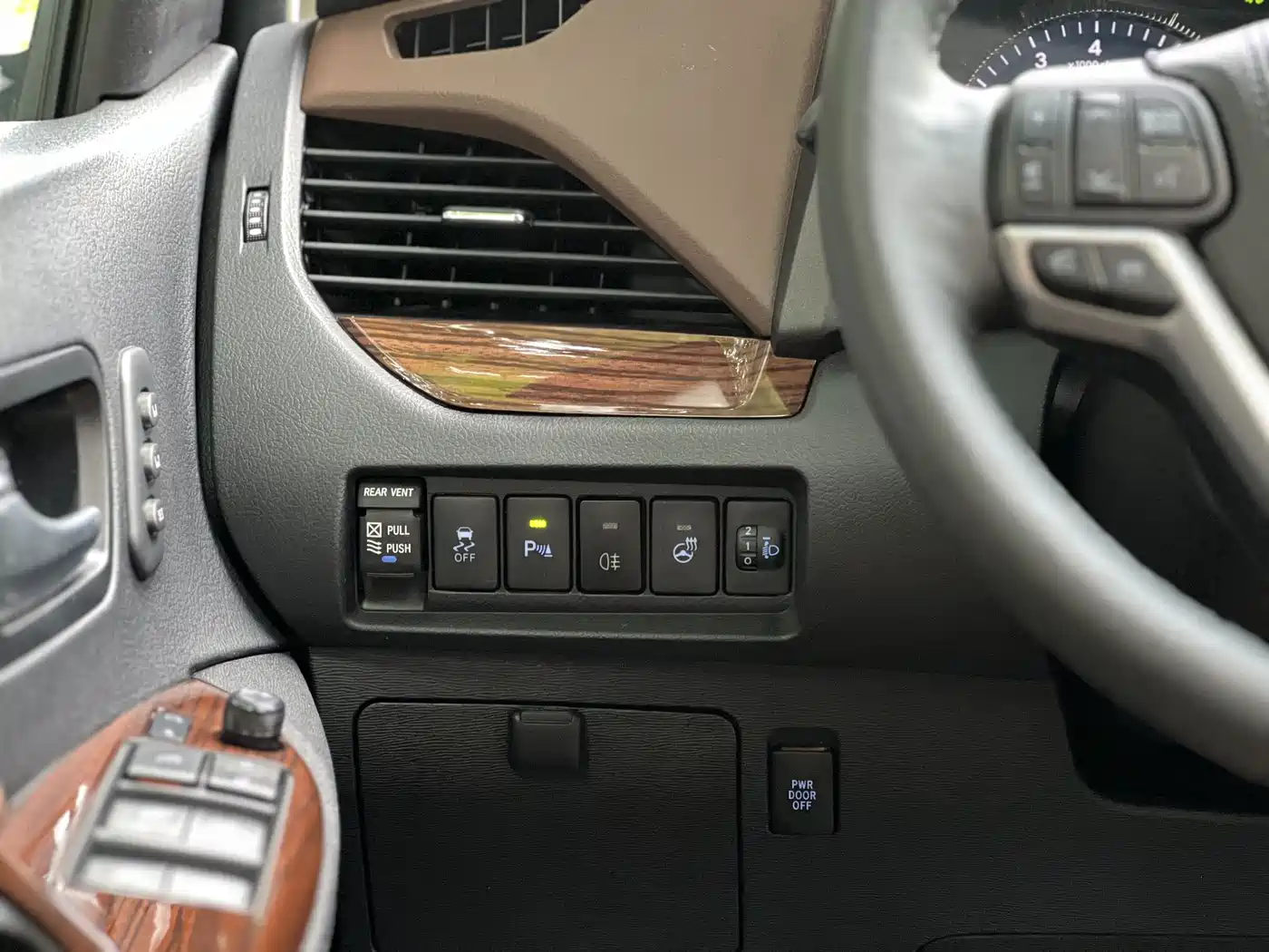 Toyota Sienna 2015 3.5L 2WD LE фото 7