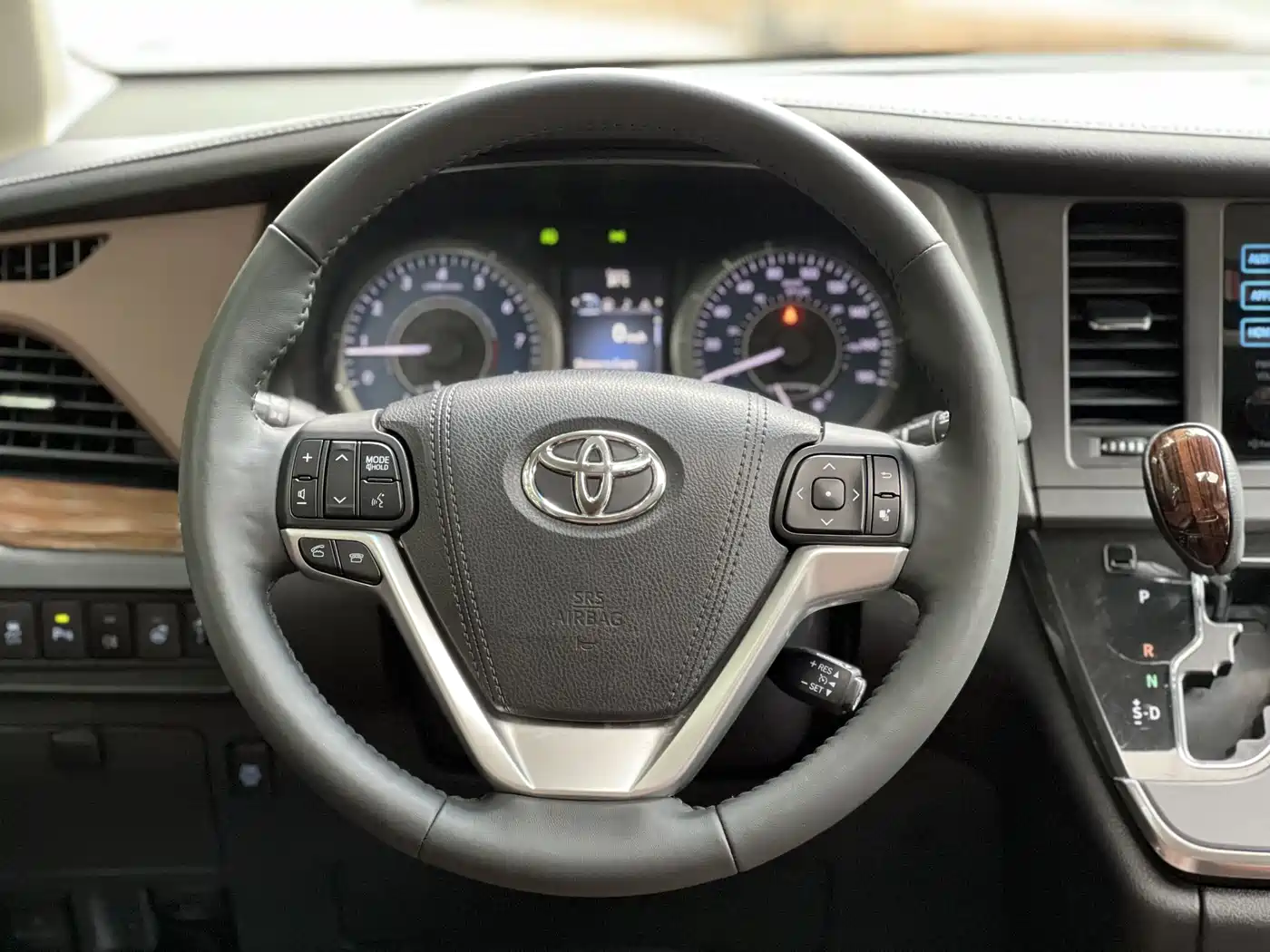 Toyota Sienna 2015 3.5L 2WD LE фото 14