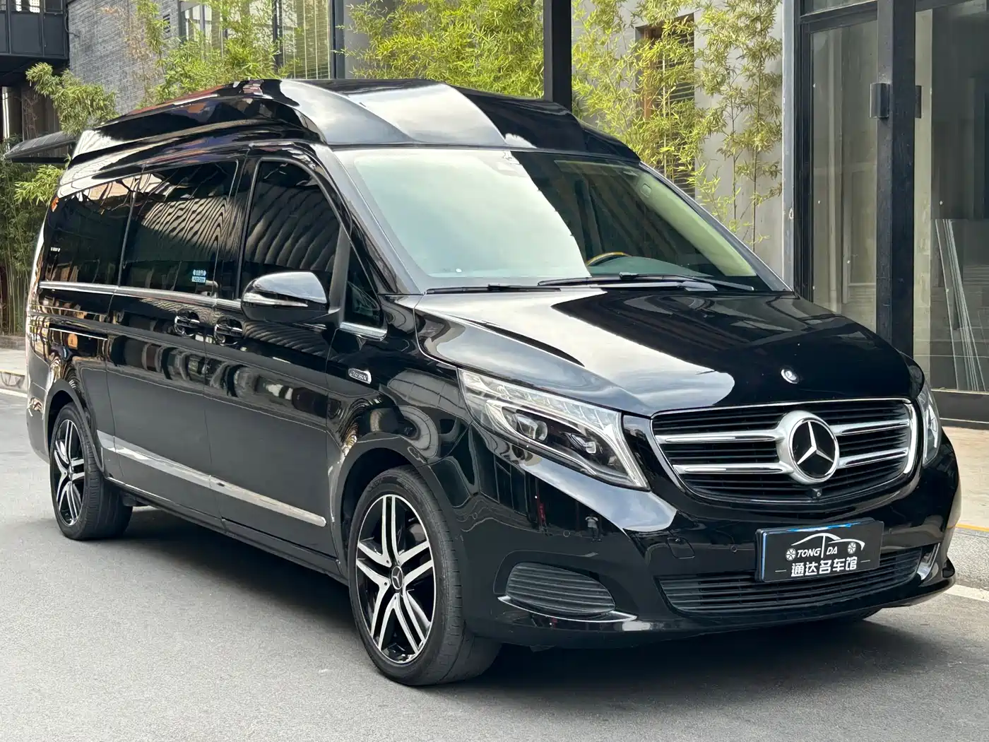 Mercedes-Benz V-Class 2017 Model V 260 L Premium Extended Edition фото 3