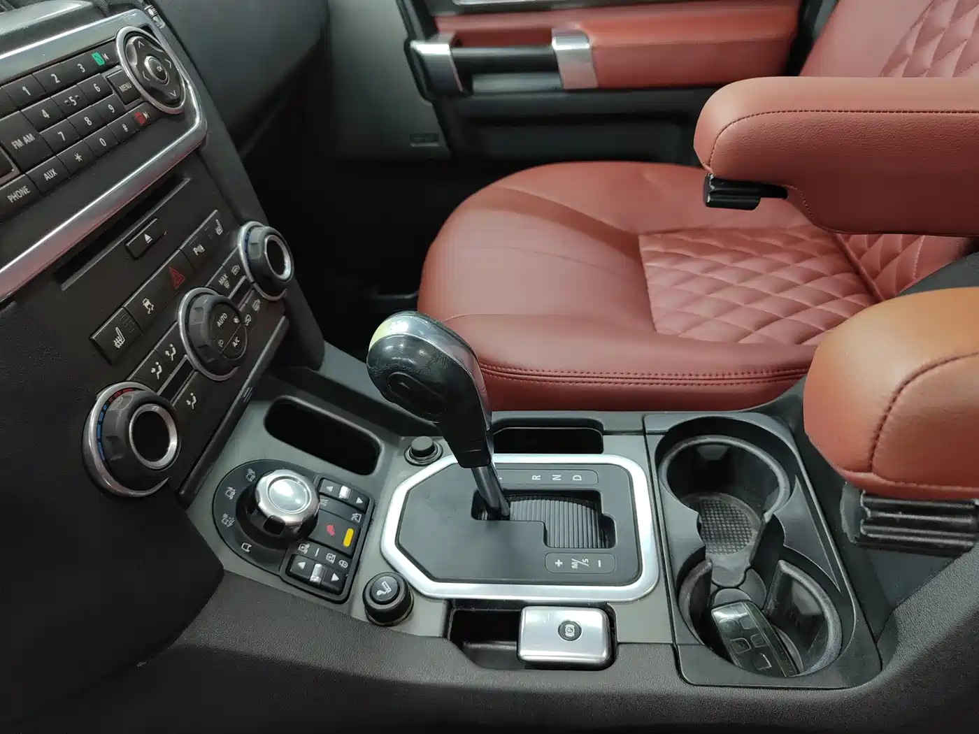 Land Rover Discovery 2009 Model 2.7 TDV6-S фото 5