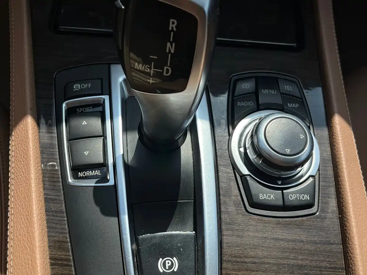BMW 7 Series 2009 730Li Leading фото 26
