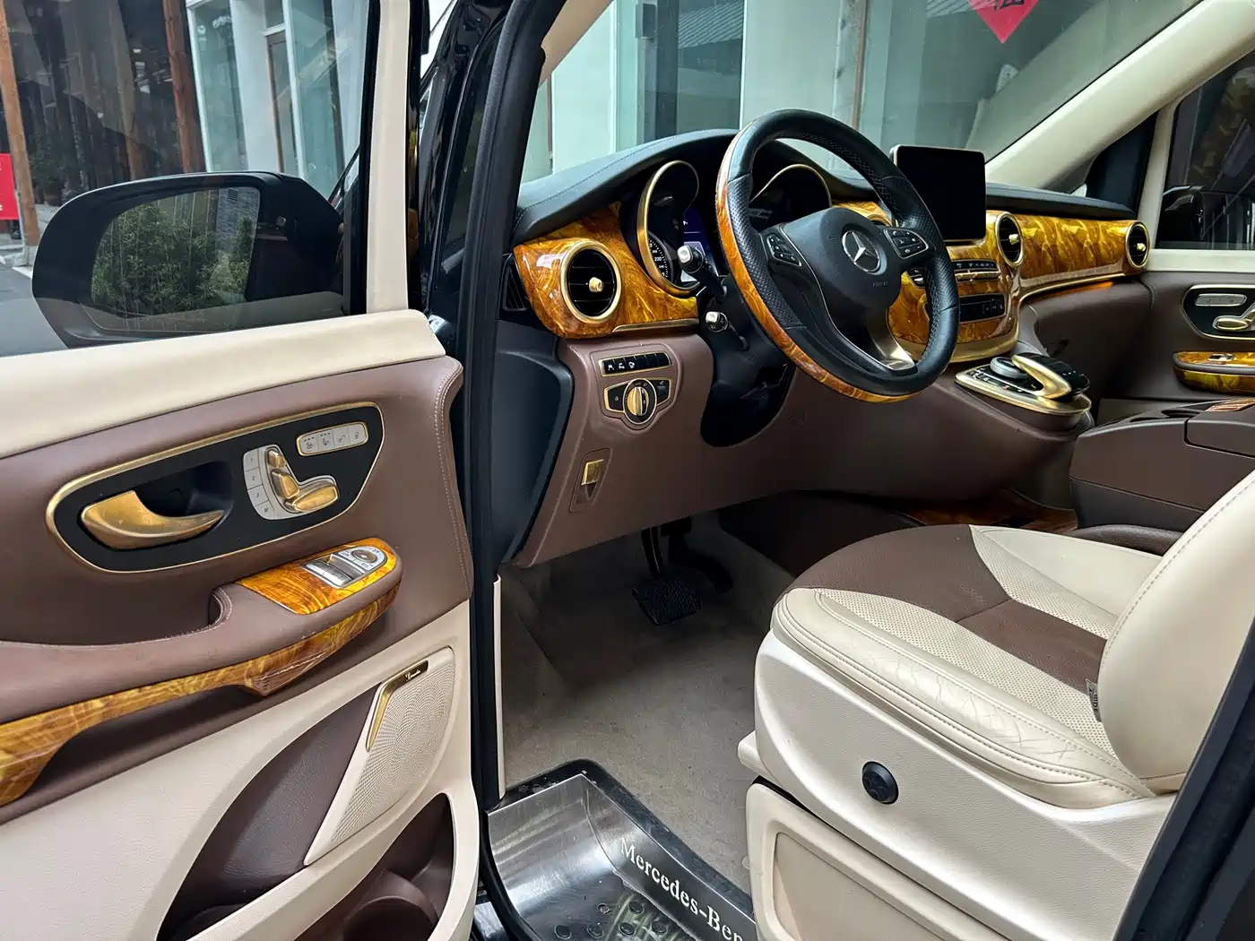 Mercedes-Benz V-Class 2017 Model V 260 L Premium Extended Edition фото 4