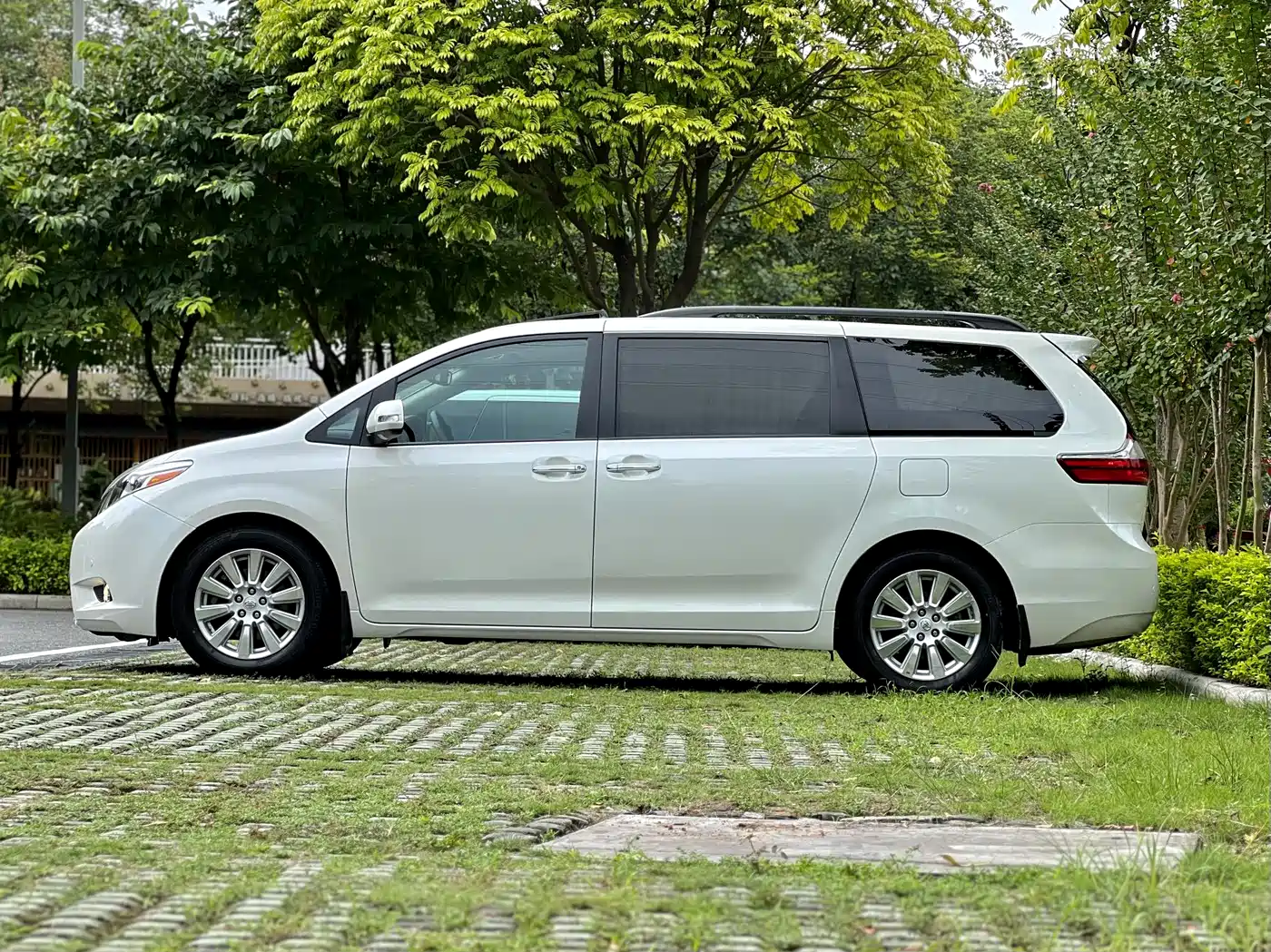 Toyota Sienna 2015 3.5L 2WD LE фото 4