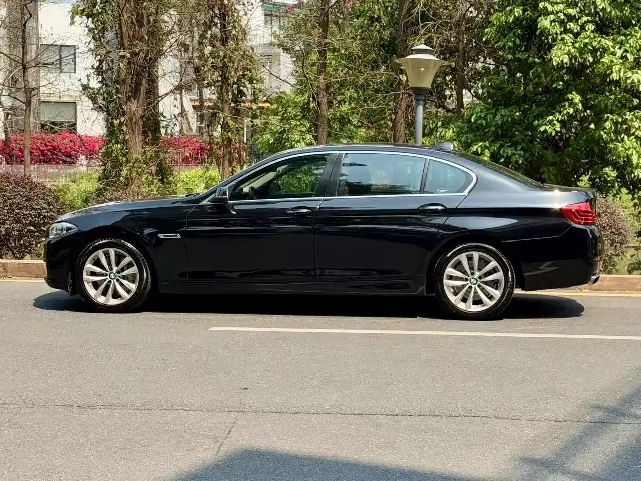 BMW 5 Series 2015 535Li Leading фото 16