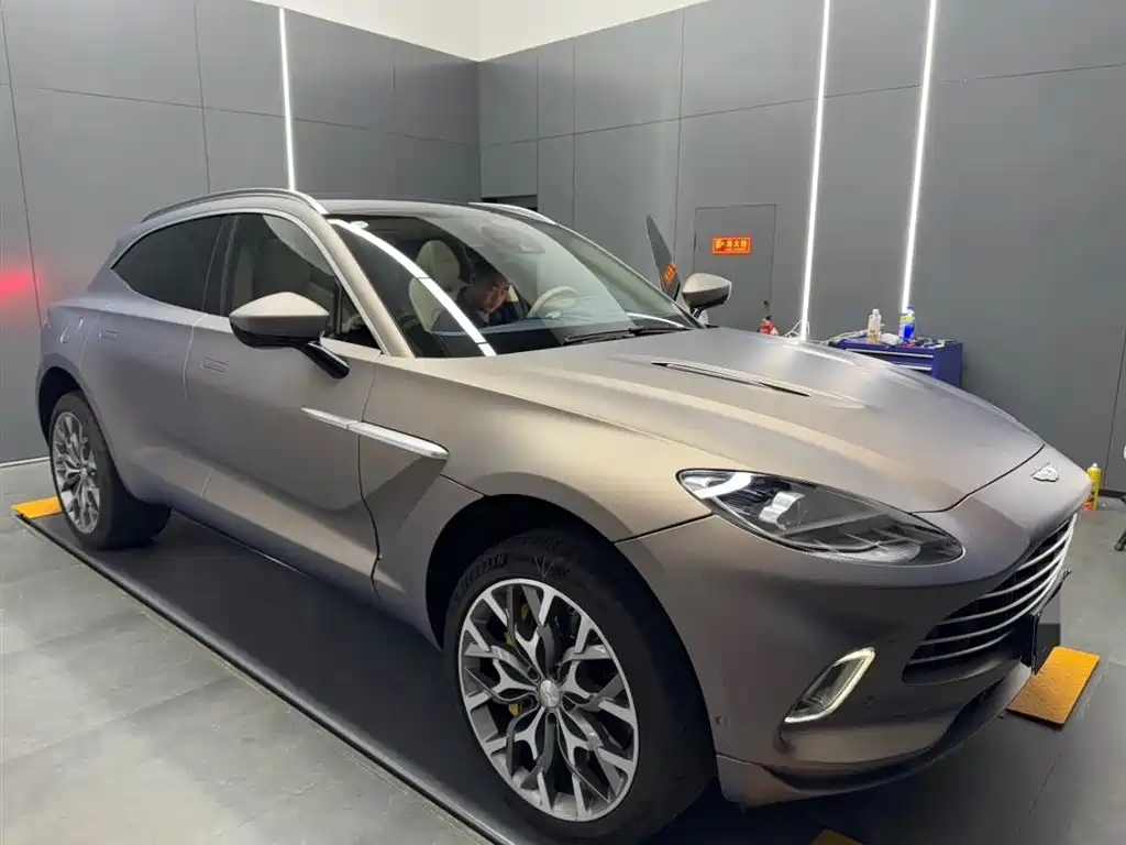 ASTON MARTIN DBX