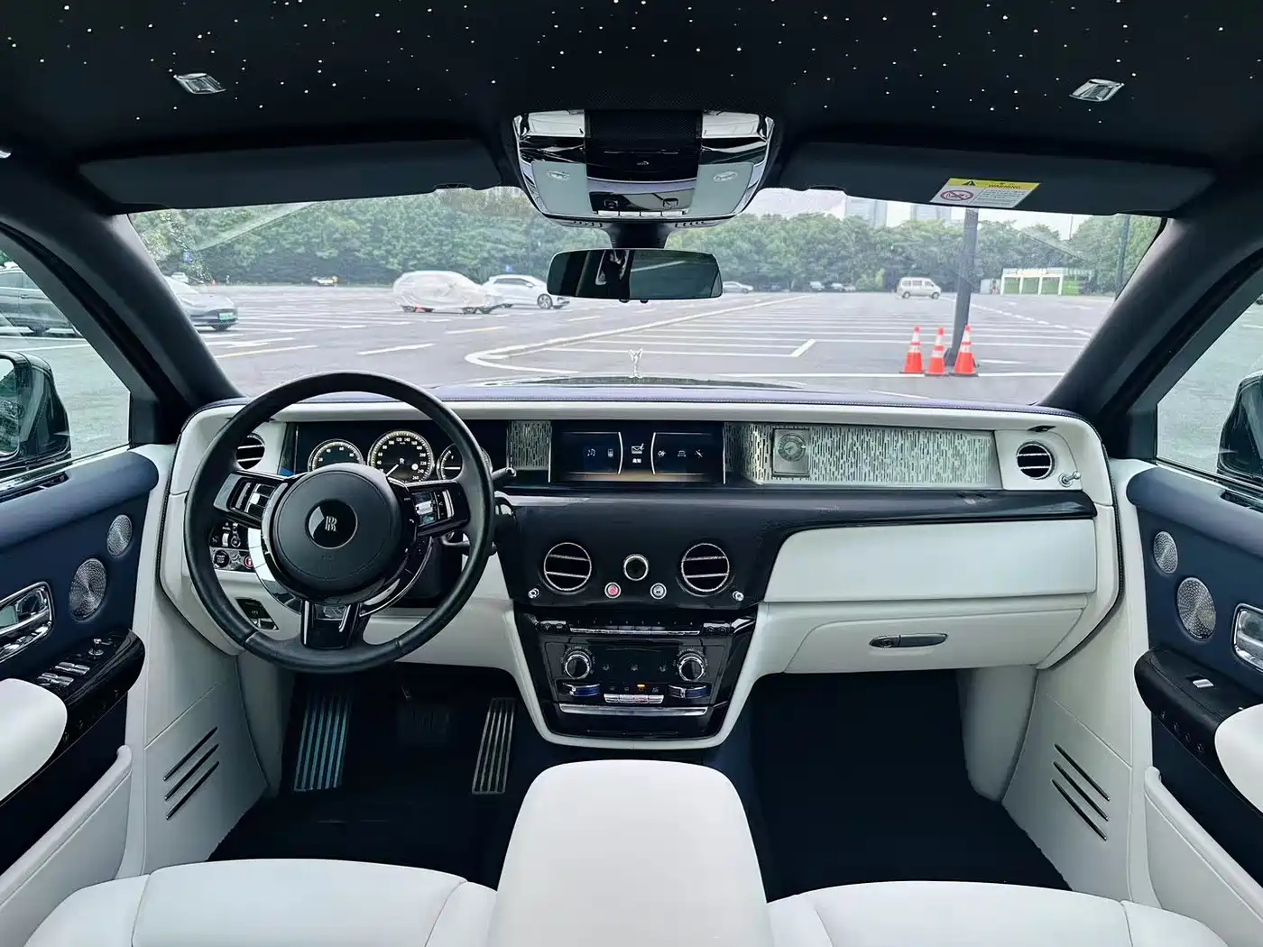 Rolls-Royce Phantom 2018 6.7T Standard Wheelbase Version фото 5