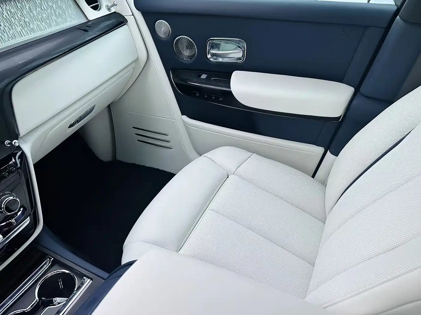 Rolls-Royce Phantom 2018 6.7T Standard Wheelbase Version фото 8