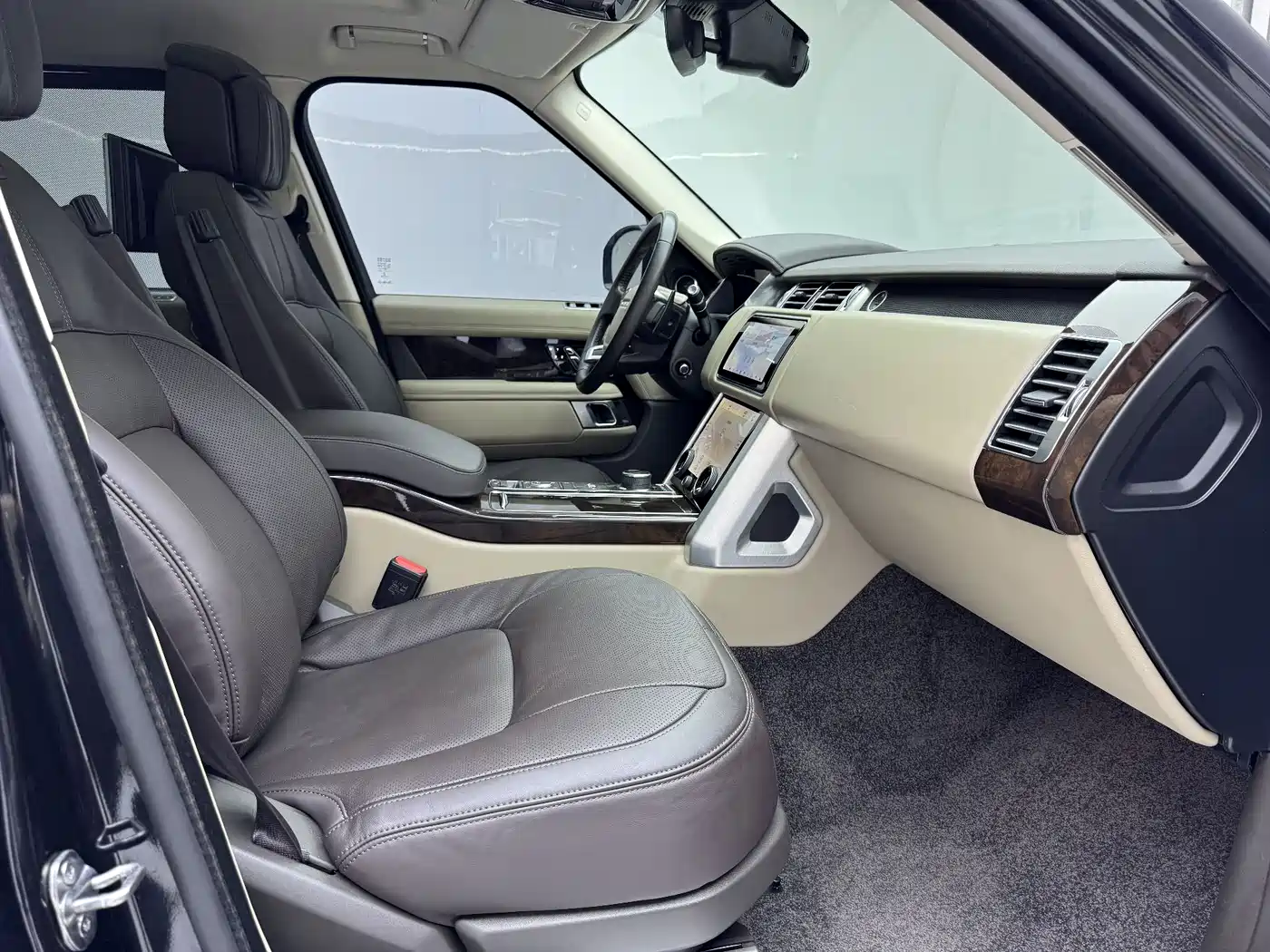 Land Rover Range Rover 2022 3.0 L6 400PS Heritage Extended Classic Edition фото 26