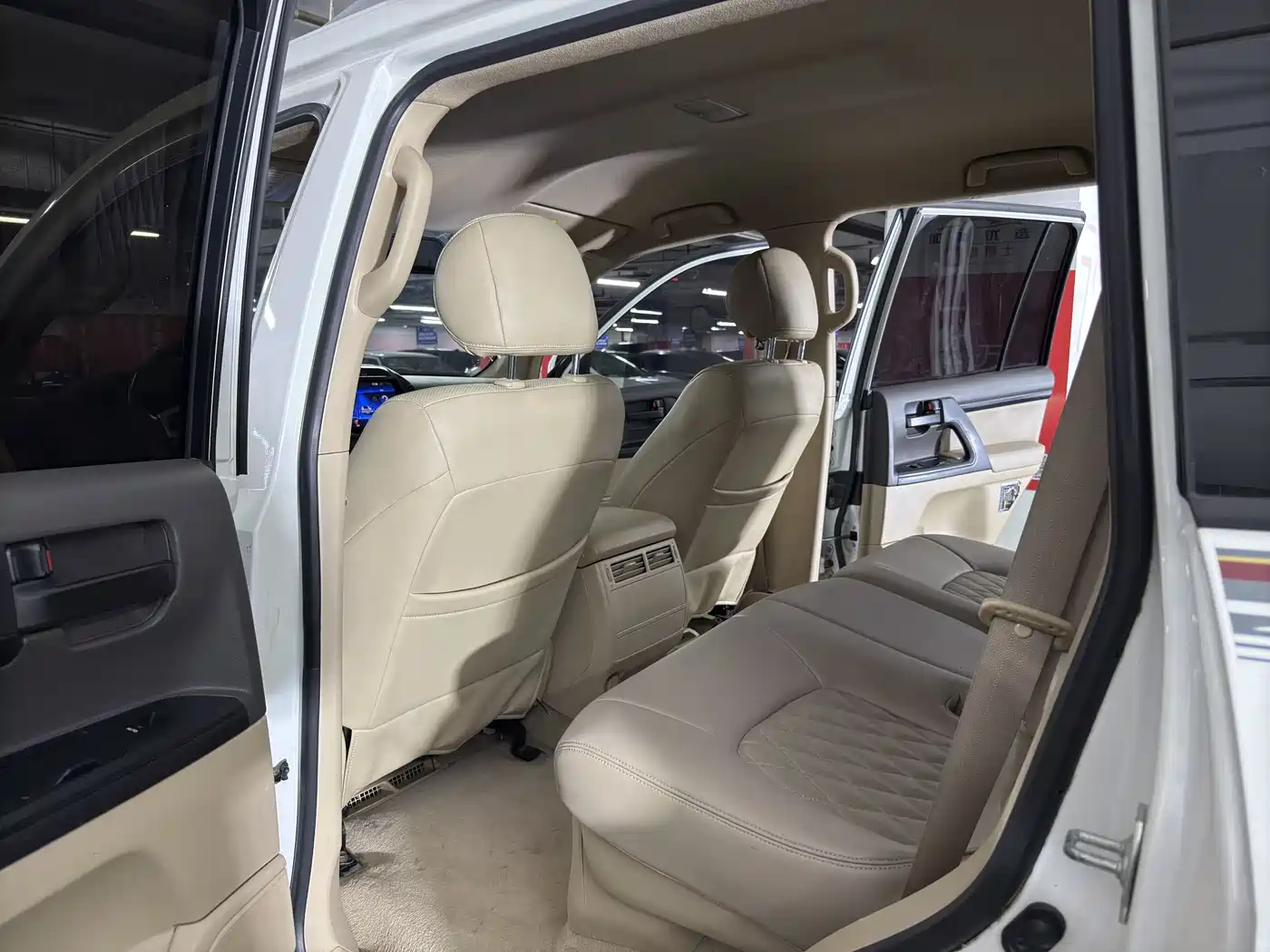 Toyota Land Cruiser (Import) 2015 4.0L V6 Middle East Limited Edition фото 13